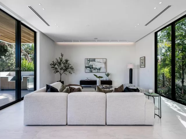 6-bedroom home for sale in Surfside - 8935 Froude Ave - MondialRealty