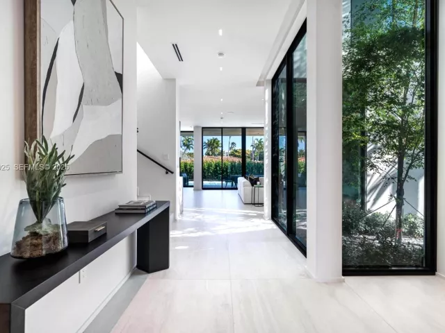 6-bedroom home for sale in Surfside - 8935 Froude Ave - MondialRealty