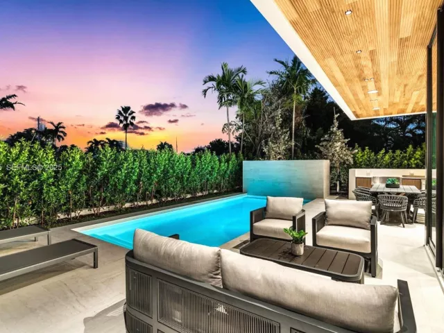 6-bedroom home for sale in Surfside - 8935 Froude Ave - MondialRealty