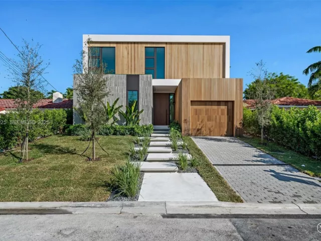 6-bedroom home for sale in Surfside - 8935 Froude Ave - MondialRealty