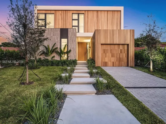 6-bedroom home for sale in Surfside - 8935 Froude Ave - MondialRealty