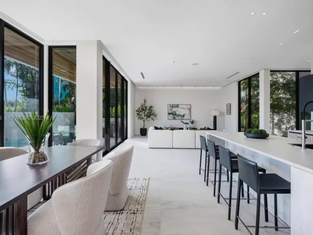 6-bedroom home for sale in Surfside - 8935 Froude Ave - MondialRealty