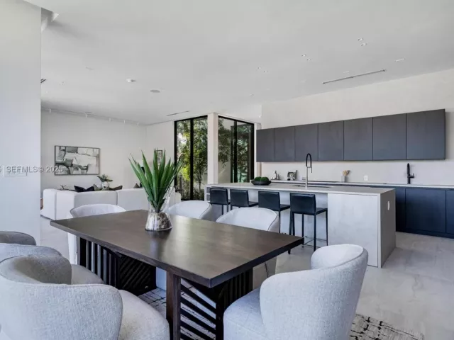 6-bedroom home for sale in Surfside - 8935 Froude Ave - MondialRealty