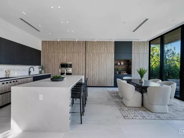 6-bedroom home for sale in Surfside - 8935 Froude Ave - MondialRealty