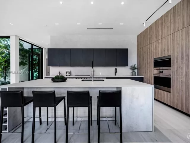 6-bedroom home for sale in Surfside - 8935 Froude Ave - MondialRealty