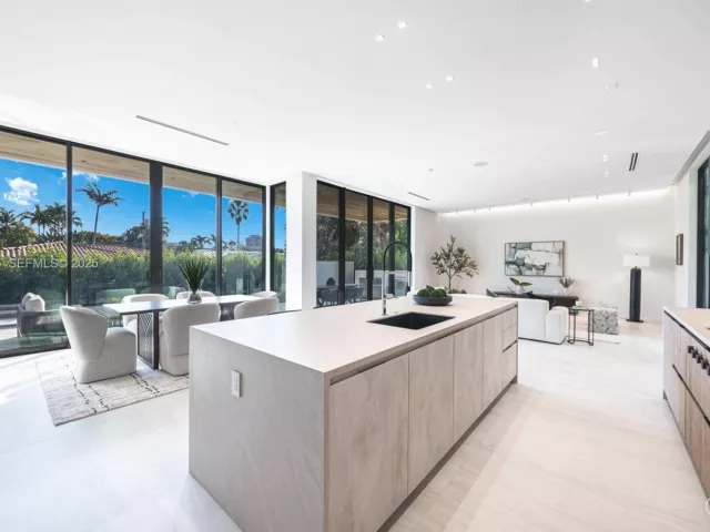 6-bedroom home for sale in Surfside - 8935 Froude Ave - MondialRealty