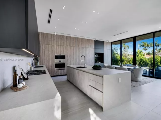 6-bedroom home for sale in Surfside - 8935 Froude Ave - MondialRealty