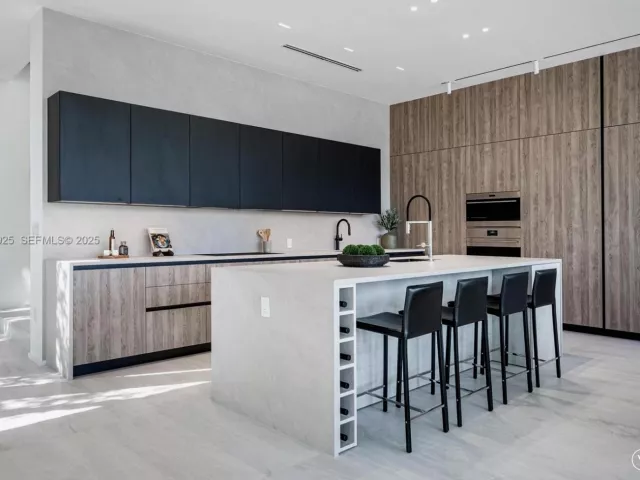 6-bedroom home for sale in Surfside - 8935 Froude Ave - MondialRealty