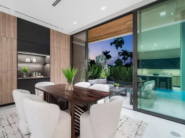 6-bedroom home for sale in Surfside - 8935 Froude Ave - MondialRealty