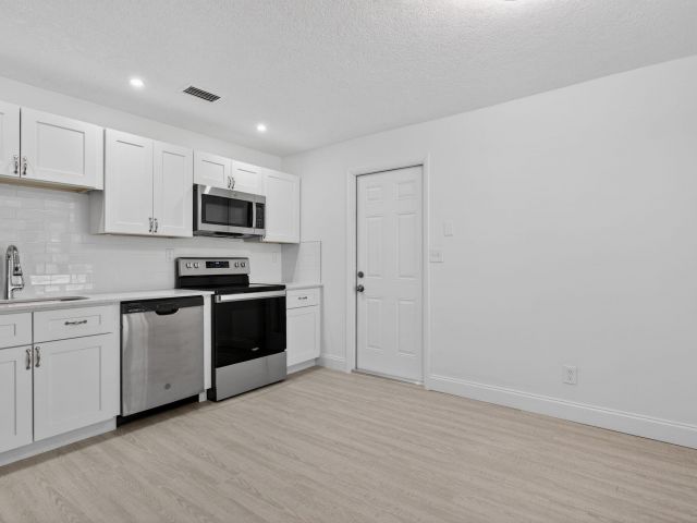 Home for sale at 208 NE 14th Avenue - photo 6898619