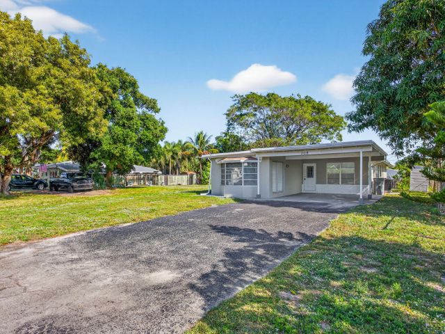 Home for sale at 208 NE 14th Avenue - photo 6898621