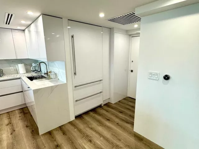 3-bedroom condo for rent in Key Biscayne - 1121 Crandon Blvd E1001 - MondialRealty