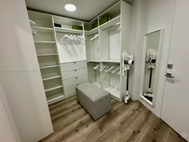 3-bedroom condo for rent in Key Biscayne - 1121 Crandon Blvd E1001 - MondialRealty