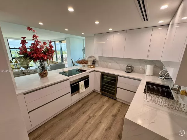 3-bedroom condo for rent in Key Biscayne - 1121 Crandon Blvd E1001 - MondialRealty