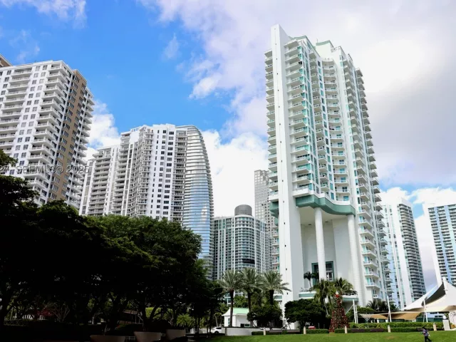 2-bedroom condo for sale in Miami - 900 Brickell Key Blvd 2002 - MondialRealty