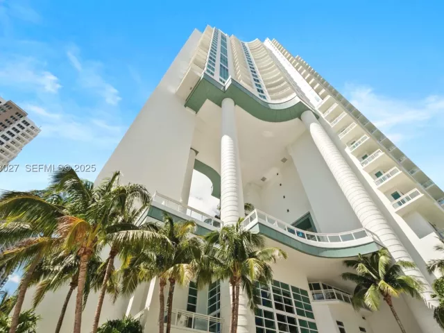2-bedroom condo for sale in Miami - 900 Brickell Key Blvd 2002 - MondialRealty