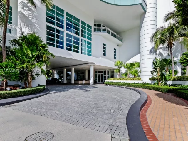 2-bedroom condo for sale in Miami - 900 Brickell Key Blvd 2002 - MondialRealty