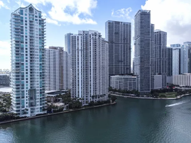 2-bedroom condo for sale in Miami - 900 Brickell Key Blvd 2002 - MondialRealty