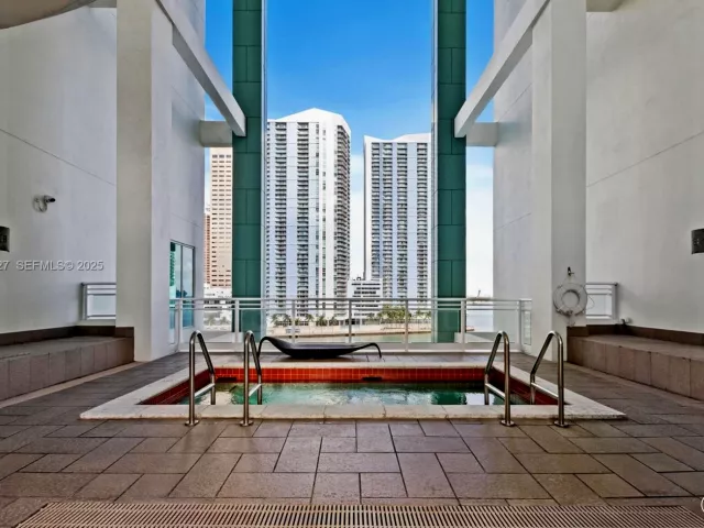 2-bedroom condo for sale in Miami - 900 Brickell Key Blvd 2002 - MondialRealty