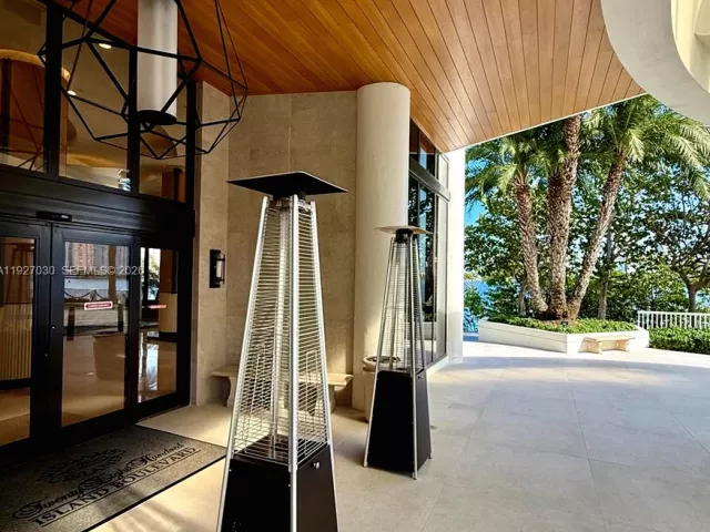 2-bedroom condo for rent in Aventura - 2800 Island Blvd 706 - MondialRealty