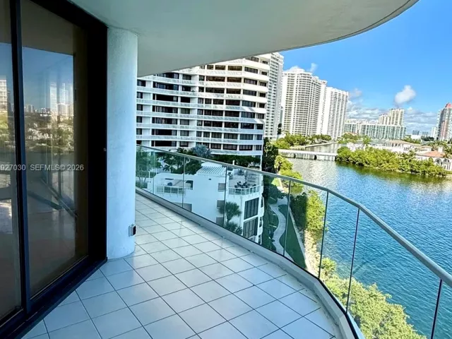 2-bedroom condo for rent in Aventura - 2800 Island Blvd 706 - MondialRealty