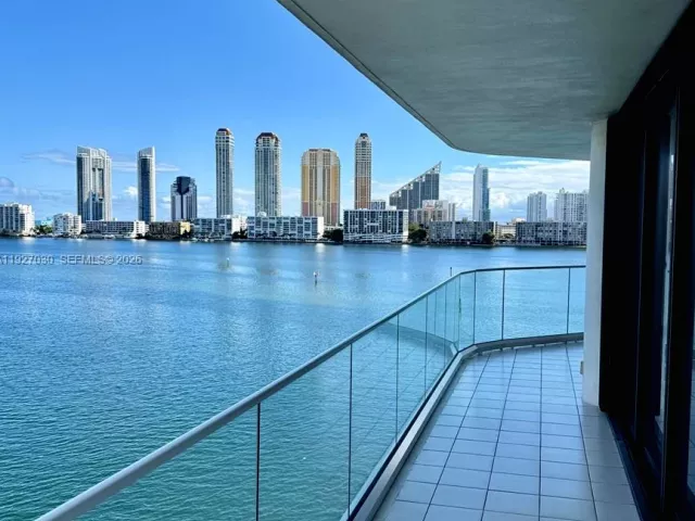 2-bedroom condo for rent in Aventura - 2800 Island Blvd 706 - MondialRealty
