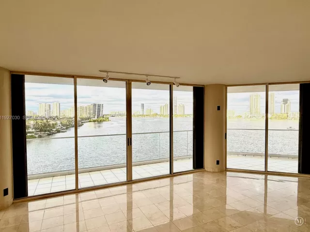 2-bedroom condo for rent in Aventura - 2800 Island Blvd 706 - MondialRealty