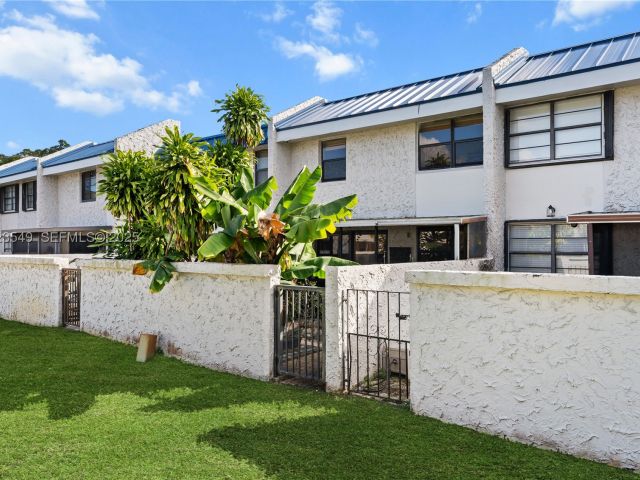 3-bedroom home for sale in Hollywood - 2528 N 38 Ave D-32 - MondialRealty