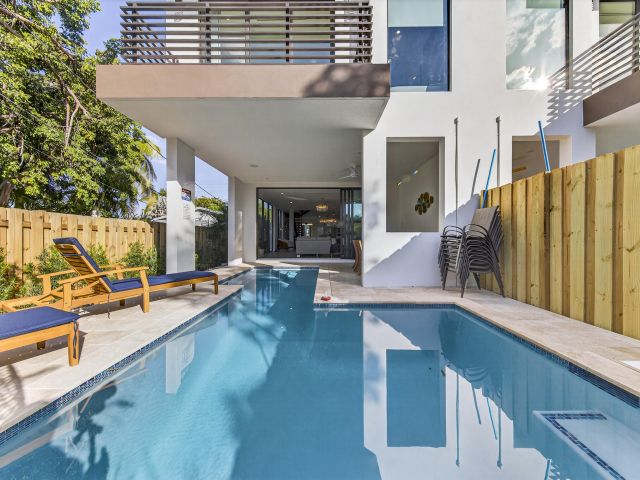 Home for rent at 1121 NE 17th Avenue - photo 6889341