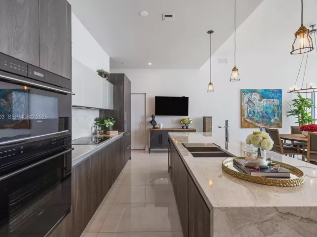 4-bedroom condo for sale in Miami - 480 NE 31st St PH5303 - MondialRealty