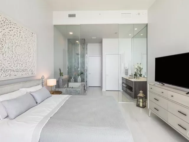 4-bedroom condo for sale in Miami - 480 NE 31st St PH5303 - MondialRealty