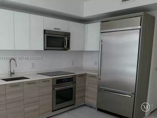 1-bedroom condo for sale in Miami - 1300 BRICKELL BAY DR 1100 - MondialRealty