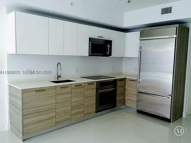 1-bedroom condo for sale in Miami - 1300 BRICKELL BAY DR 1100 - MondialRealty