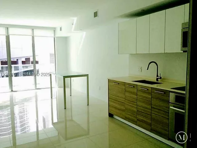 1-bedroom condo for sale in Miami - 1300 BRICKELL BAY DR 1100 - MondialRealty