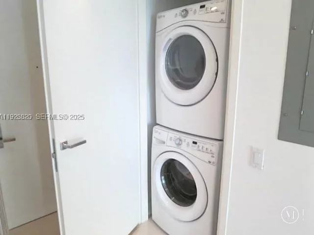 1-bedroom condo for sale in Miami - 1300 BRICKELL BAY DR 1100 - MondialRealty