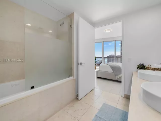 2-bedroom condo for sale in Miami - 485 Brickell Ave 1709 - MondialRealty