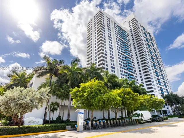 1-bedroom condo for sale in Miami Beach - 1330 West Ave 1712 - MondialRealty