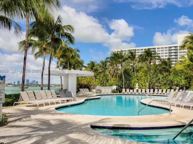1-bedroom condo for sale in Miami Beach - 1330 West Ave 1712 - MondialRealty