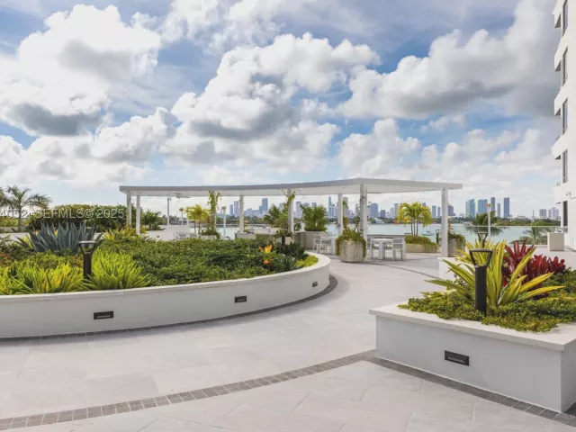 1-bedroom condo for sale in Miami Beach - 1330 West Ave 1712 - MondialRealty