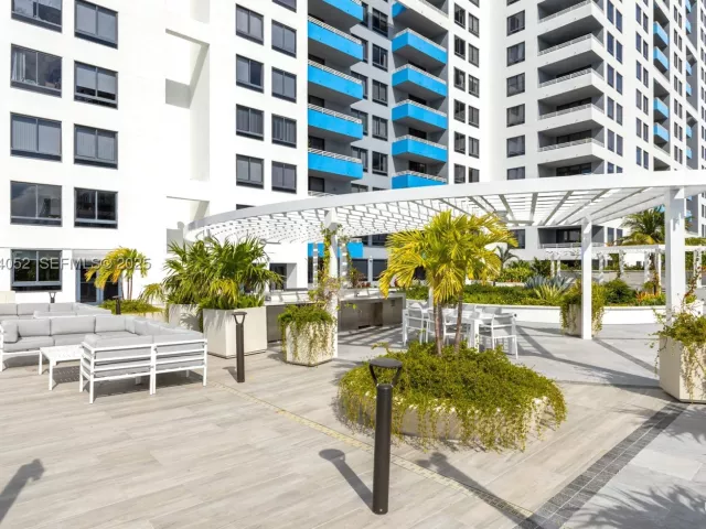 1-bedroom condo for sale in Miami Beach - 1330 West Ave 1712 - MondialRealty