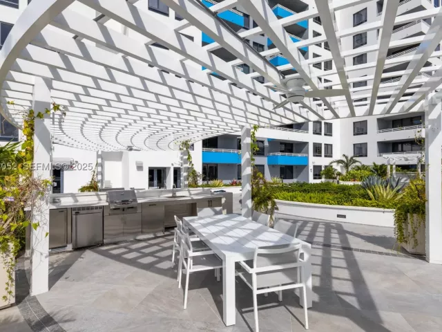 1-bedroom condo for sale in Miami Beach - 1330 West Ave 1712 - MondialRealty