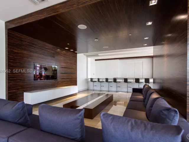 1-bedroom condo for sale in Miami Beach - 1330 West Ave 1712 - MondialRealty