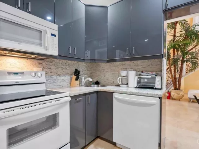 6-bedroom home for rent in Pompano Beach - 600 Circle Drive - MondialRealty
