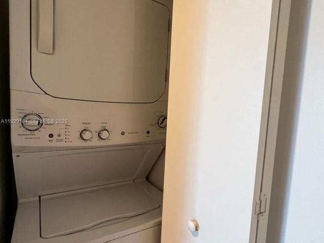 1-bedroom condo for rent in Miami - 55 SW 9th St 4205 - MondialRealty