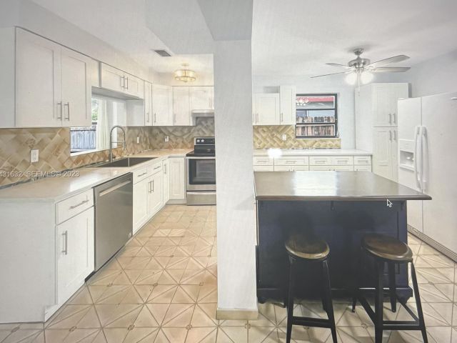 Home for rent at 3813 NE 16th Terrace - photo 6893366