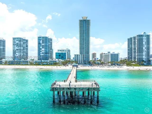 2-bedroom condo for rent in Sunny Isles Beach - 16699 Collins Ave 1507 - MondialRealty