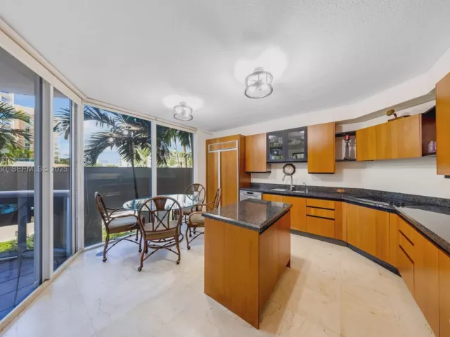 3-bedroom condo for rent in Sunny Isles Beach - 17555 Collins Ave 303 - MondialRealty