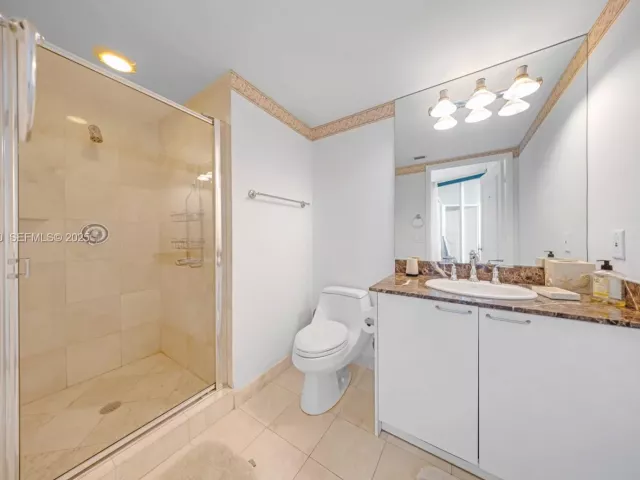 3-bedroom condo for rent in Sunny Isles Beach - 17555 Collins Ave 303 - MondialRealty