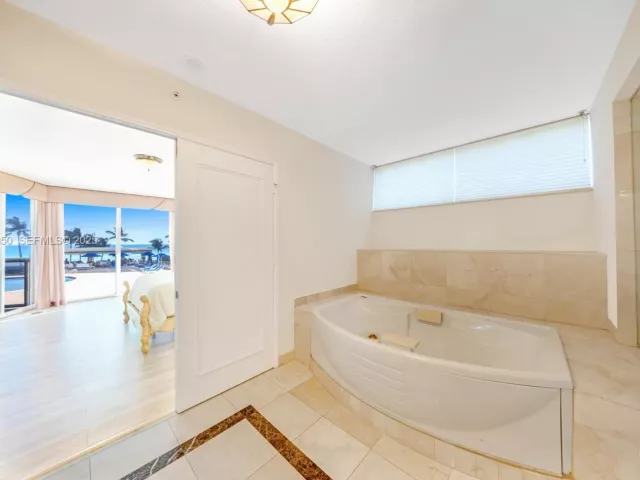 3-bedroom condo for rent in Sunny Isles Beach - 17555 Collins Ave 303 - MondialRealty