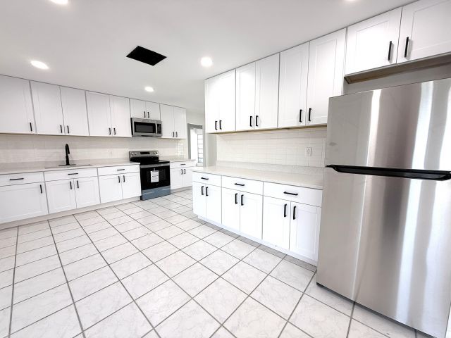 Home for rent at 210 W 23rd Street - photo 6893529